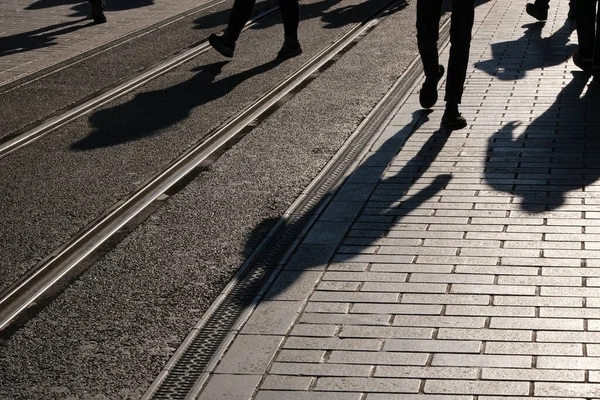 Foto Preto Branco Homem Andando Rua — Fotografia de Stock