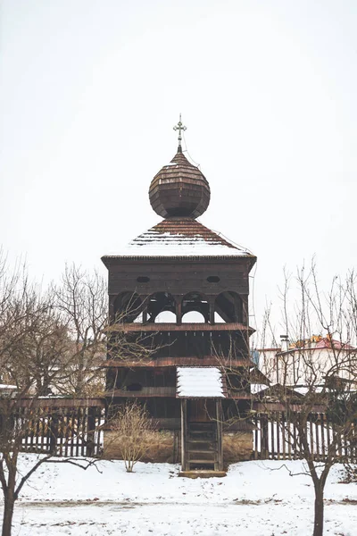 Παλιά Ξύλινη Εκκλησία Στο Χιόνι — Φωτογραφία Αρχείου