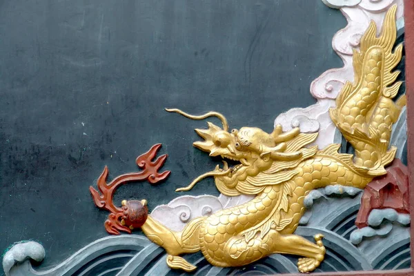 Bella Statua Del Drago Nel Tempio Della Città Della Thailandia — Foto Stock
