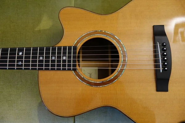 Zbliżenie Drewnianej Gitary — Zdjęcie stockowe