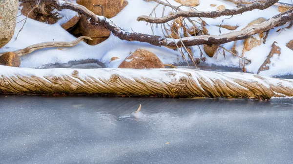 森林中被雪覆盖的河流 — 图库照片