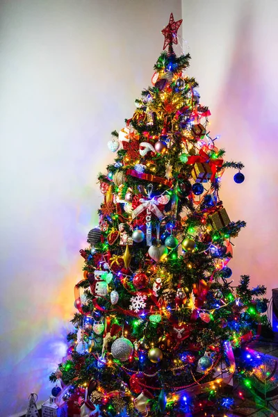 Krásný Vánoční Stromek Světly Dekoracemi — Stock fotografie