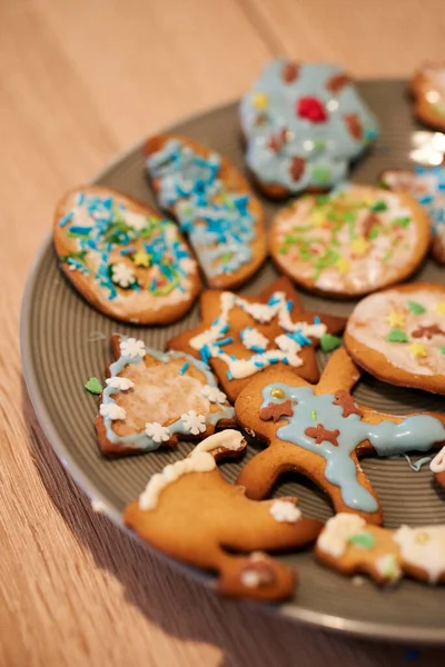 Kerstkoekjes Met Glazuur Peperkoekje Houten Tafel — Stockfoto