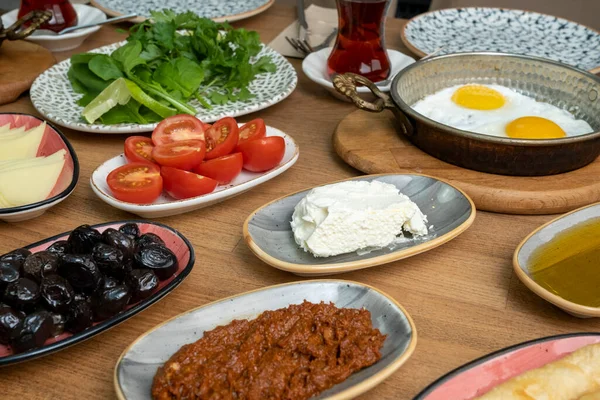 Reggeli Asztal Hagyományos Török Reggelizőasztal Serpme Kahvalt Török Stílusú Reggeli — Stock Fotó