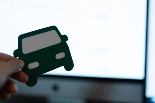 Mão Segurando Cartão Crédito Com Controle Remoto — Fotografia de Stock