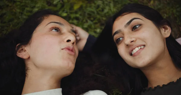 Portret Van Twee Jonge Vrouwen Het Park — Stockfoto