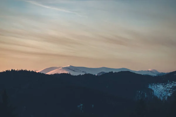 山の中の美しい夕日 — ストック写真