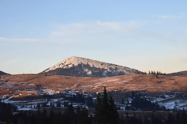 山中的冬季风景 — 图库照片