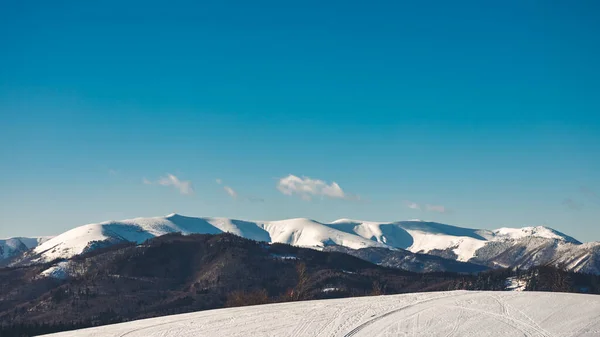 美丽的冬季风景 雪山覆盖 — 图库照片