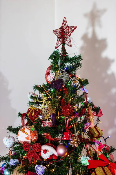 Hermoso Árbol Navidad Con Luces Decoraciones — Foto de Stock