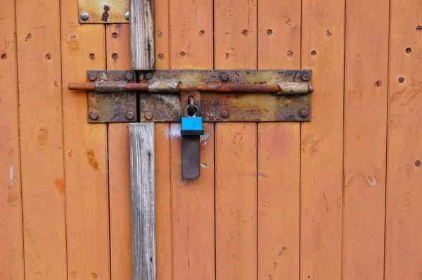 Παλιά Σκουριασμένη Κλειδαριά Μια Ξύλινη Πόρτα — Φωτογραφία Αρχείου