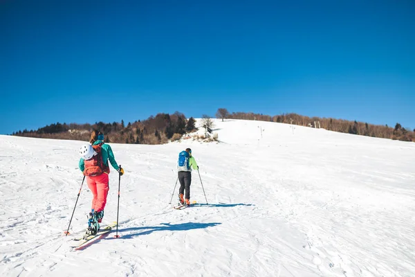 Skifahrer Auf Einer Skipiste Den Bergen — Stockfoto