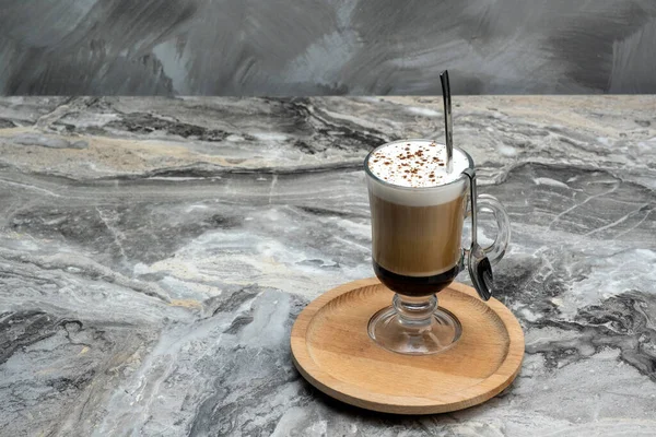 Cafe Latte Macchiato Koffie Gelaagd Met Melk Een Hoog Drinkglas — Stockfoto