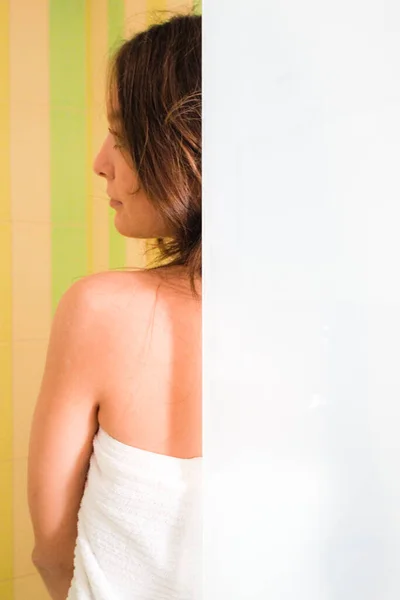 Jovem Mulher Bonita Toalha Branca Banheiro — Fotografia de Stock