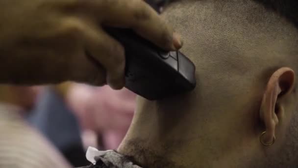 Filmagem Cabeleireiro Fazendo Corte Cabelo Homem Para Homem Barbearia — Vídeo de Stock