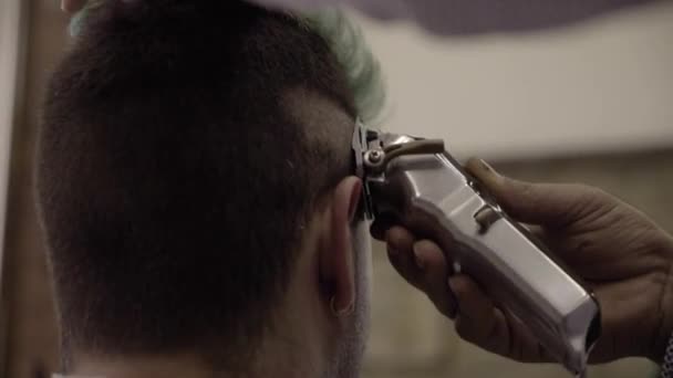Filmfriseur Schneidet Einem Mann Friseursalon Eine Männerfrisur — Stockvideo