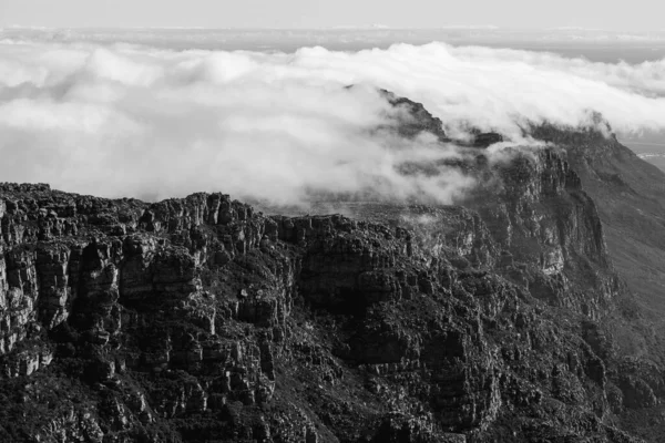 Чорно Білі Хмари Горах — стокове фото