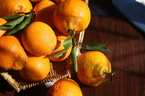 Fresh Ripe Oranges Leaves Wooden Table — Foto de Stock