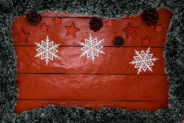 Weihnachtskomposition Auf Rotem Holzbrett Mit Weihnachtsgirlanden Und Dekorationen Kreative Komposition — Stockfoto