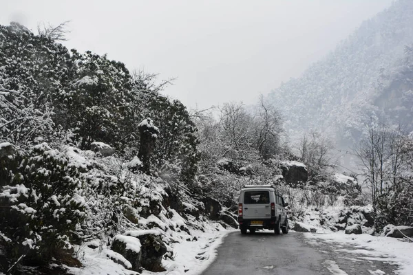 Neve Estrada Coberta Nas Montanhas — Fotografia de Stock