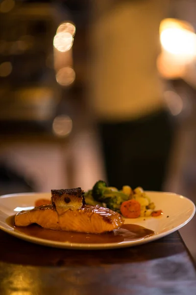 ソースと野菜のおいしい焼き魚 — ストック写真