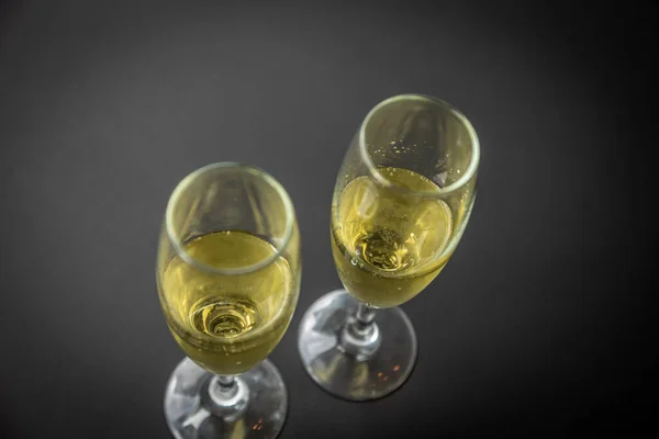 Zwei Gläser Wein Auf Schwarzem Hintergrund — Stockfoto