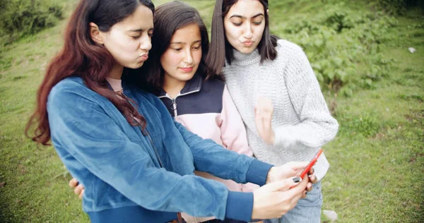 Дві Молоді Жінки Використовують Смартфон Розмовляють Мобільним Телефоном Сидячи Траві — стокове фото