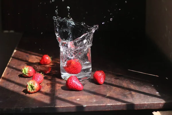 Saftiga Färska Jordgubbar Och Ett Glas Vatten — Stockfoto