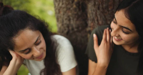 Jovem Casal Sentado Parque — Fotografia de Stock