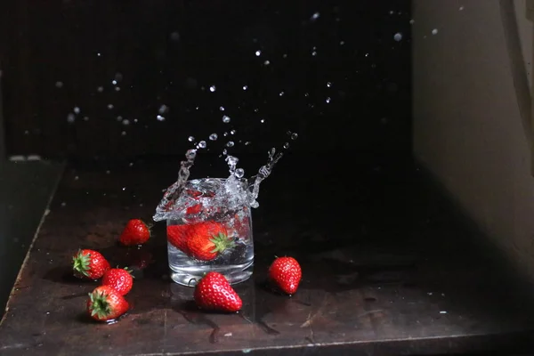 Saftige Frische Erdbeeren Und Ein Glas Wasser — Stockfoto