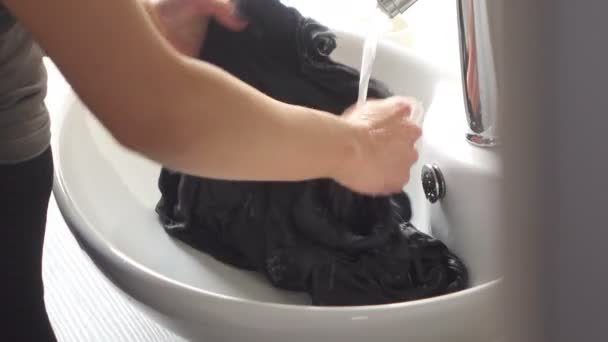 Mulher Lavar Mãos Roupas Lavatório — Vídeo de Stock