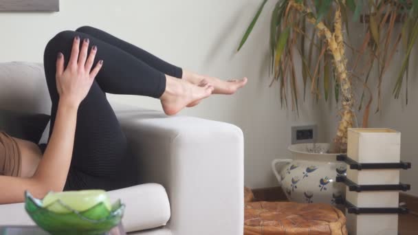Genç Kadın Kanepede Oturuyor Oturma Odasında Meditasyon Yapıyor — Stok video