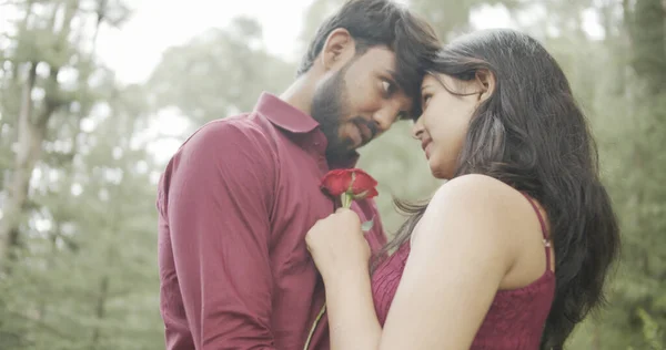 Indian Couple Love Posing Park — стоковое фото