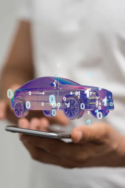 汽车发动机 技术和人的概念 用玩具车手持智能手机的人的特写镜头 — 图库照片
