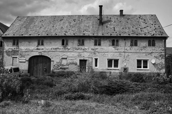 Vecchia Casa Abbandonata Nel Villaggio — Foto Stock