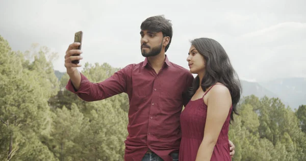Pareja Tomando Selfie Con Smartphone Bosque —  Fotos de Stock