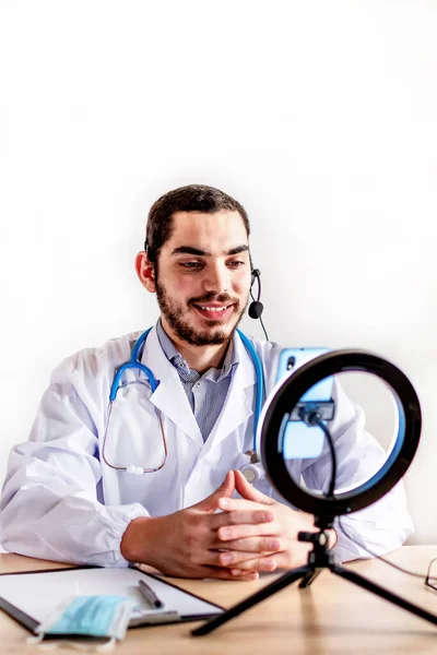 Happy Doctor Menggunakan Ponsel Pintar Saat Konsultasi — Stok Foto