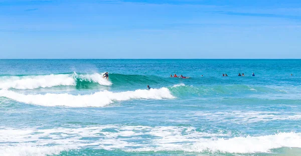 Surfer Sur Les Vagues Mer Dans Nord État Israël — Photo