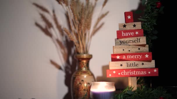 Christmas Tree Red Candles Garland Wooden Background — Αρχείο Βίντεο