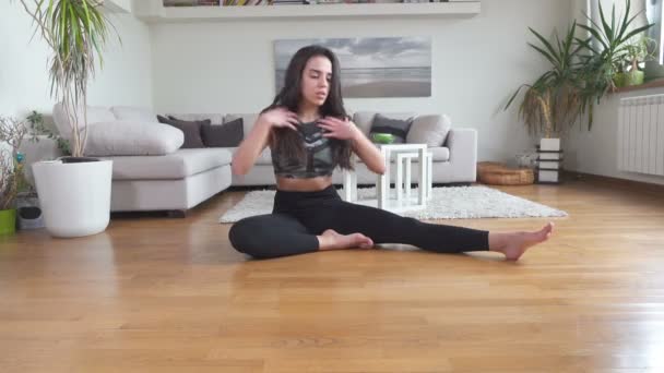Красивая Молодая Женщина Делает Упражнения Йоги Гостиной — стоковое видео