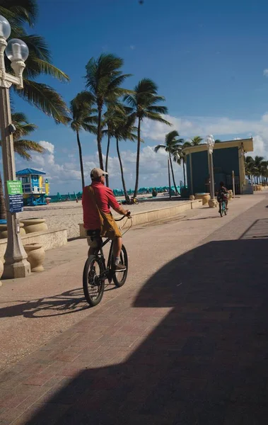 Menschen Auf Fahrrädern Strand — Stockfoto