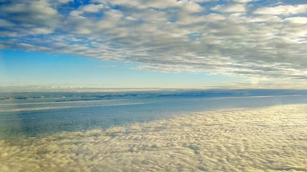 Θέα Από Πάνω Από Αεροπλάνο Της Θάλασσας Σύννεφα Στον Ουρανό — Φωτογραφία Αρχείου
