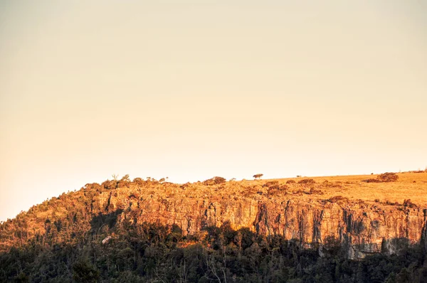 Bela Paisagem Com Árvores Montanhas — Fotografia de Stock