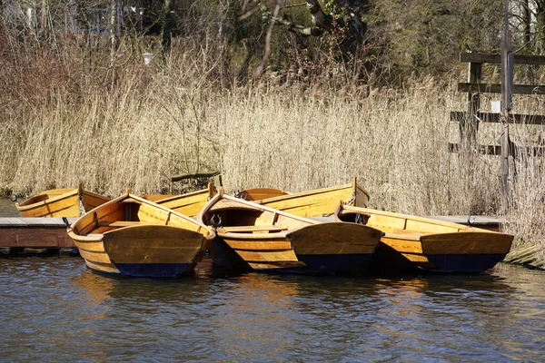 Εγκαταλελειμμένες Ξύλινες Βάρκες Μια Λίμνη — Φωτογραφία Αρχείου
