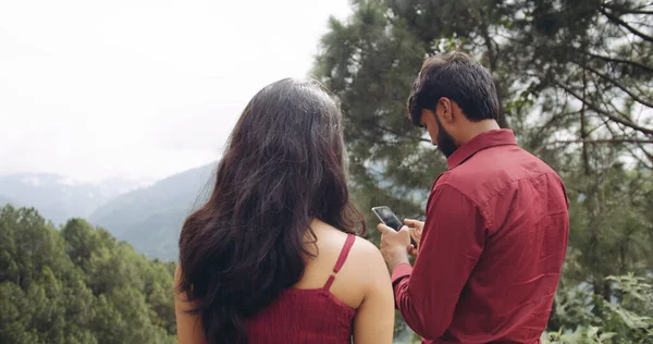 Cuplu Femeie Tânără Bărbat Smartphone Fundal Montan — Fotografie, imagine de stoc