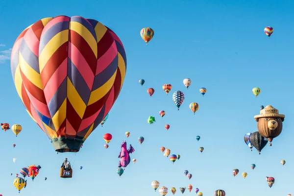 Balon Ogrzane Powietrze Lecący Niebie — Zdjęcie stockowe