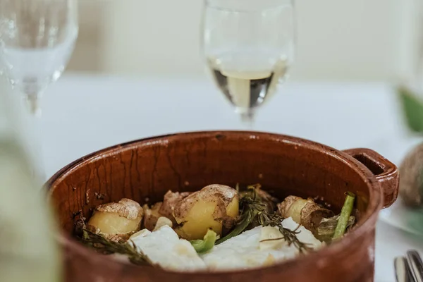 Una Foto Cocina Patatas Una Copa Vino — Foto de Stock