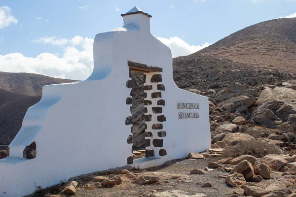 Θέα Της Εκκλησίας Της Ιερής Κοιλάδας Του Νησιού Της Μεσογείου — Φωτογραφία Αρχείου