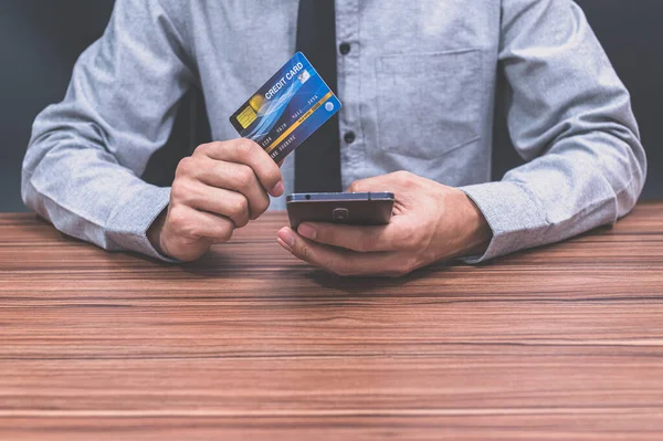 Επιχειρηματίες Χρησιμοποιούν Πιστωτικές Κάρτες Για Ψωνίσουν Online Μέσω Smartphones — Φωτογραφία Αρχείου