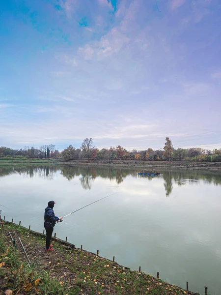 Pescador Pescando Lago —  Fotos de Stock